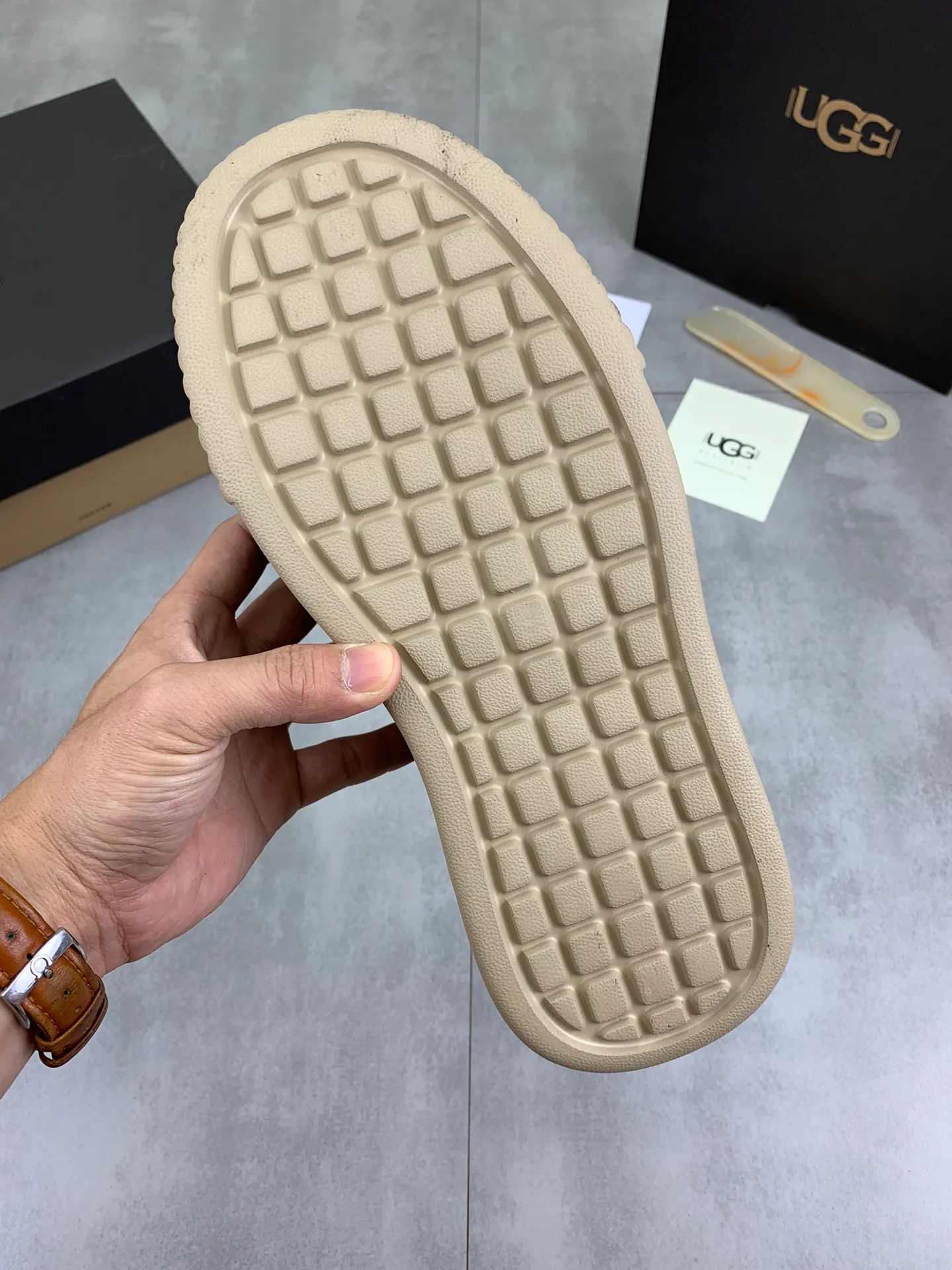 Men's shoes 💰P640 [New style] 💰 🆘 "Real wool" [UGG] 👉The popular men's shoes are synchronized with the official website 🔰The quality of the genuine products [satisfied] is not comparable to the imitations in the general market 🌀The upper is imported Italian frosted cowhide, and the lining is: foot pad 🅰️ grade 🐑Real wool👻Only Grade A can show the effect The hand feels smooth and delicate 🔱The shoe shape is grand, only genuine manufacturers can do it 🎄The perfect toughness of the original outsole 👻⬛️ allows customers to say goodbye to one-time consumption. Real wool lining, super warm. Available in black, brown and gray. Size: 39-44